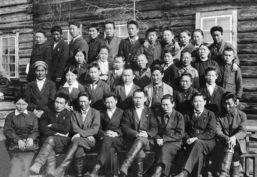 Учителя и выпускники I Жемконской семилетней школы, первый выпуск, 1937 г.
